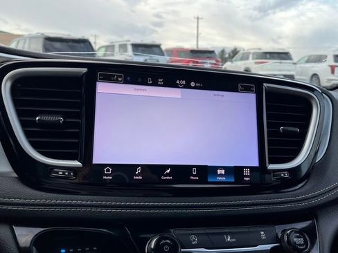 Used 2022 Chrysler Pacifica Touring FWD image 45