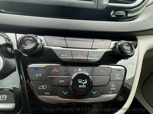 Used 2020 Chrysler Voyager L FWD image 19