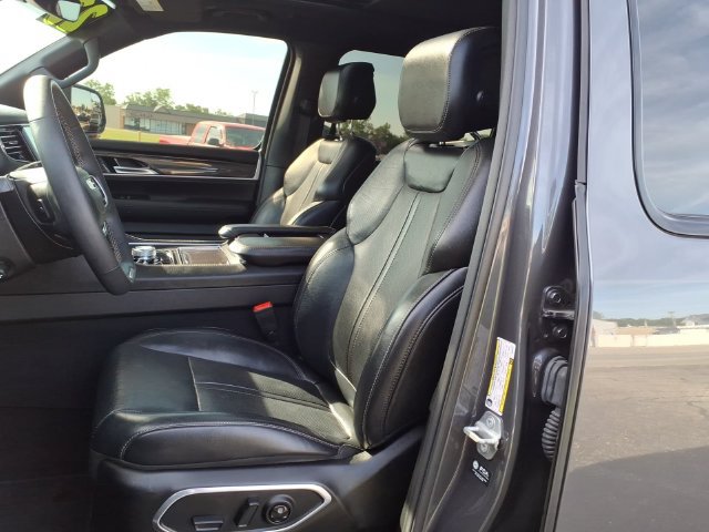 Used 2023 Jeep Wagoneer 4WD w/ Premium Group I image 12