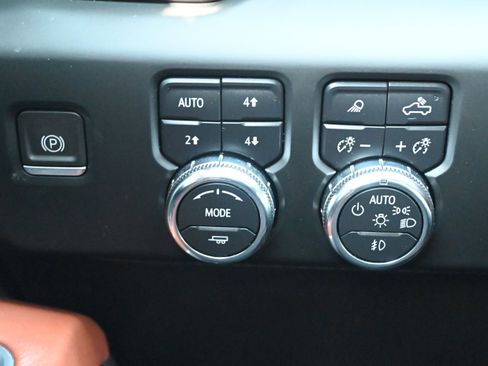 Used 2024 GMC Sierra 3500 Denali Ultimate AWD/4WD image 30