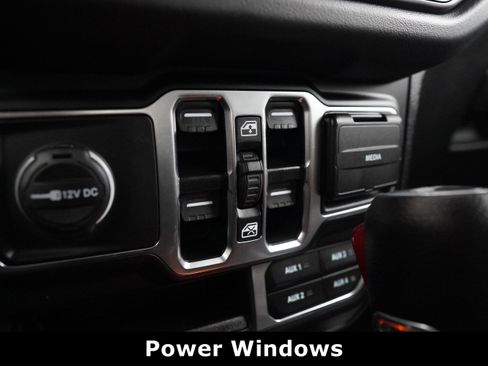 Used 2024 Jeep Wrangler Sahara image 11