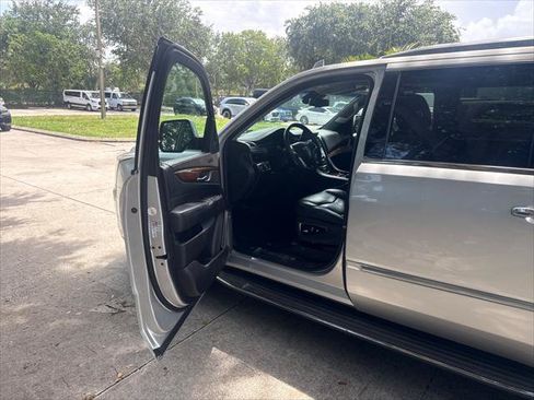 Used 2018 Cadillac Escalade ESV Luxury RWD image 11