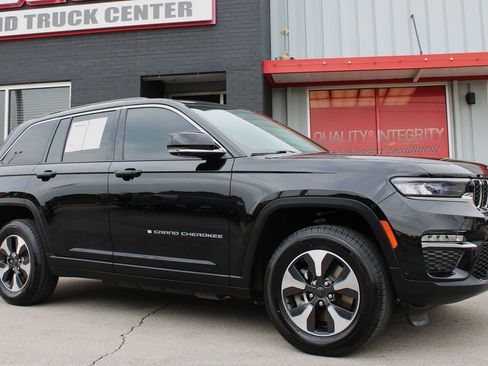 Used 2023 Jeep Grand Cherokee 4WD 4xe w/ Luxury Tech Group II image 8