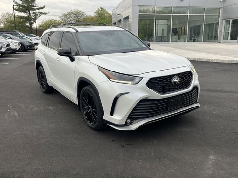 Used 2023 Toyota Highlander XSE AWD/4WD image 2