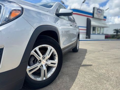Used 2021 GMC Terrain SLE w/ Driver Convenience Package FWD image 5