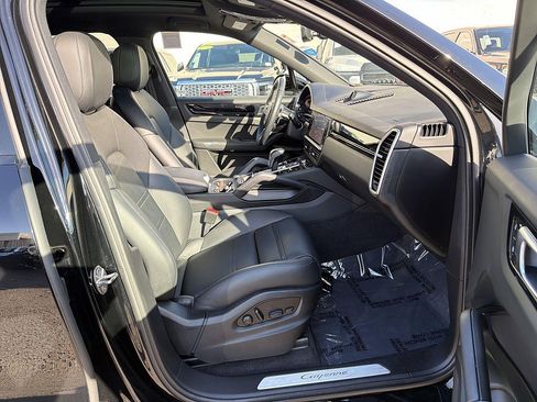 Used 2023 Porsche Cayenne AWD/4WD image 28