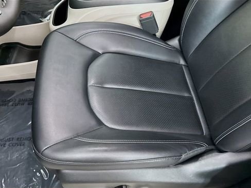 Used 2024 Chrysler Pacifica Touring-L FWD image 18