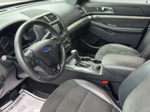 Used 2019 Ford Explorer XLT w/ XLT Sport Appearance Package AWD/4WD image 9