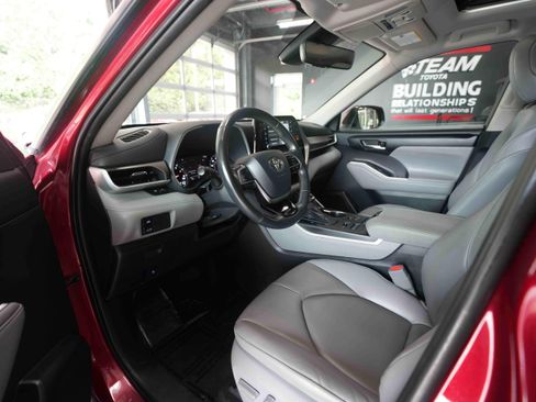Used 2020 Toyota Highlander XLE AWD/4WD image 8