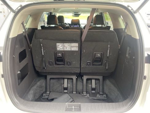 Used 2023 Kia Carnival EX image 19