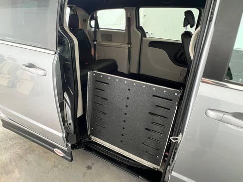 Used 2019 Dodge Grand Caravan SXT FWD image 9