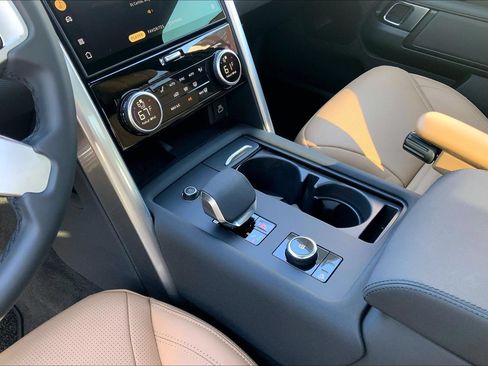Certified 2025 Land Rover Discovery Dynamic SE AWD/4WD image 16