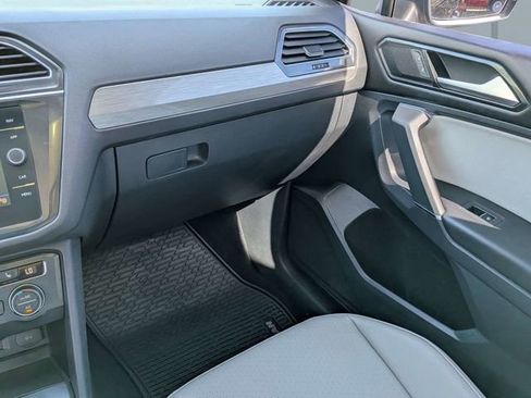 Used 2018 Volkswagen Tiguan SEL AWD/4WD image 16
