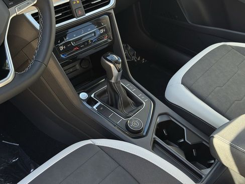 New 2025 Volkswagen Taos SE image 22