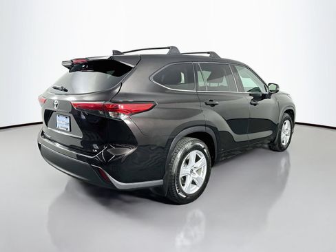 Used 2021 Toyota Highlander LE FWD image 7