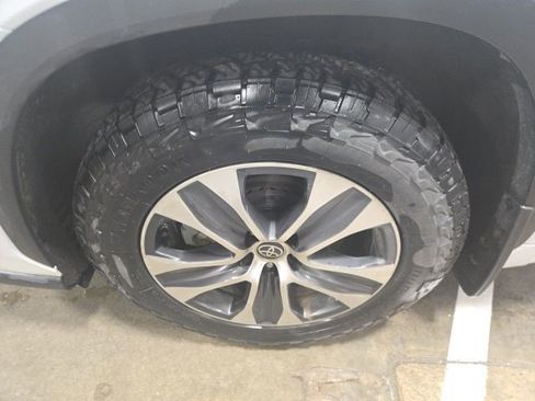 Used 2022 Toyota Highlander XLE image 11