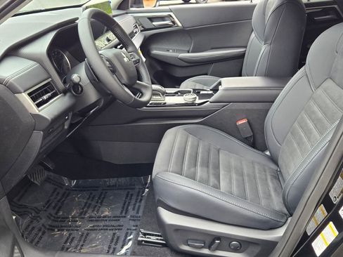 New 2025 Mitsubishi Outlander SE image 14