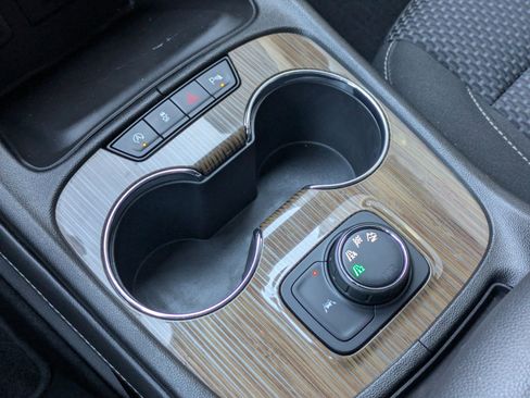 Used 2023 GMC Acadia SLE image 19