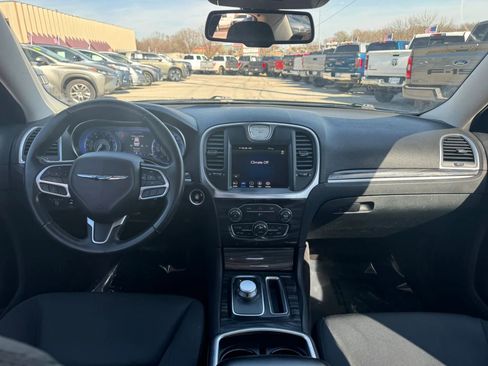 Used 2018 Chrysler 300 Touring w/ Driver Convenience Group image 12