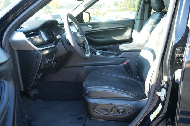 Used 2024 Jeep Grand Cherokee Altitude AWD/4WD image 23