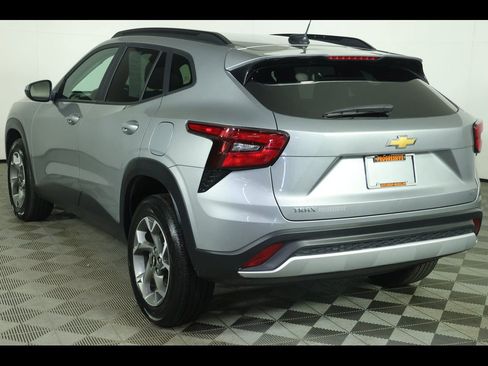 Certified 2025 Chevrolet Trax LT FWD image 14