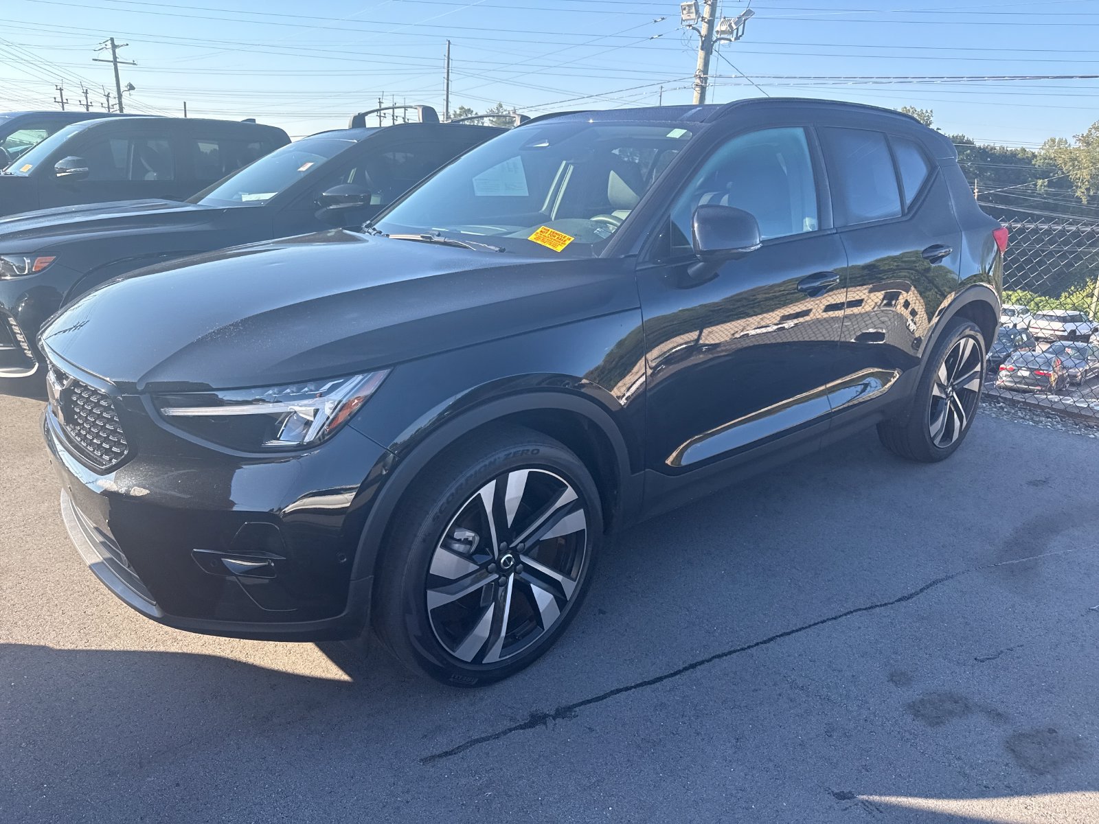 Used 2024 Volvo XC40 B5 Plus w/ Climate Package AWD/4WD image 2