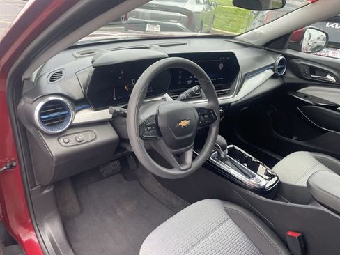 Used 2025 Chevrolet Trax LT FWD image 18