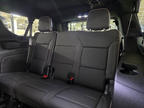 Used 2025 Chevrolet Suburban Premier image 15