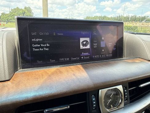 Used 2020 Lexus LX 570 4WD w/ Luxury Package image 18