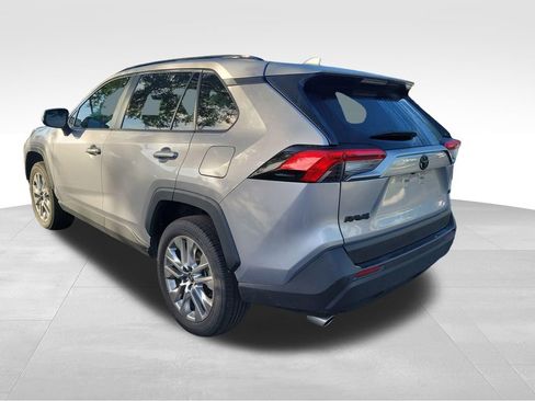 Used 2022 Toyota RAV4 XLE Premium image 15