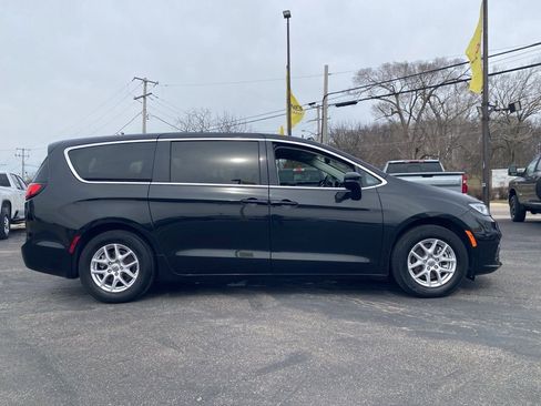 Used 2023 Chrysler Pacifica Touring-L FWD image 5