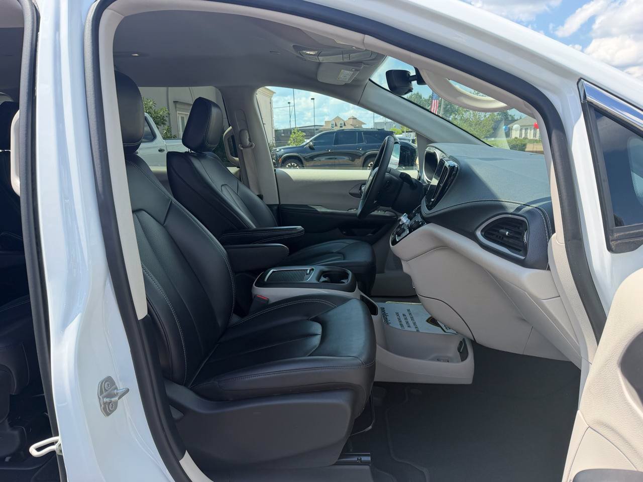 Used 2024 Chrysler Pacifica Limited FWD image 5