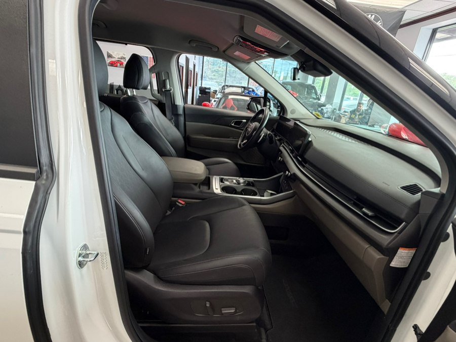 Used 2025 Kia Carnival EX FWD image 38