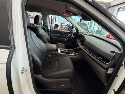 Used 2025 Kia Carnival EX FWD image 38