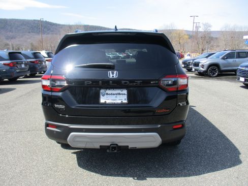 Certified 2025 Honda Pilot TrailSport image 6