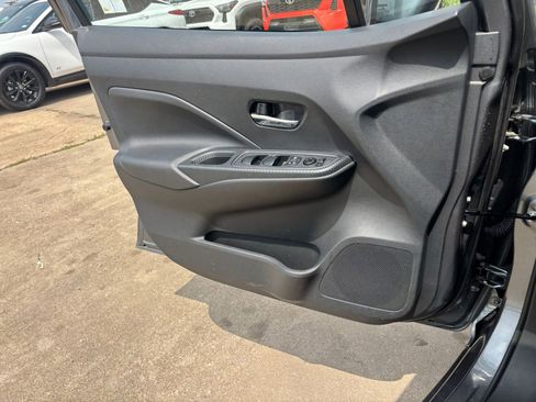 Used 2025 Nissan Versa SV FWD image 18