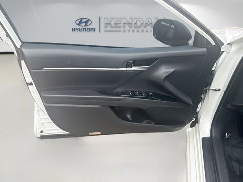 Used 2019 Toyota Camry SE FWD image 17