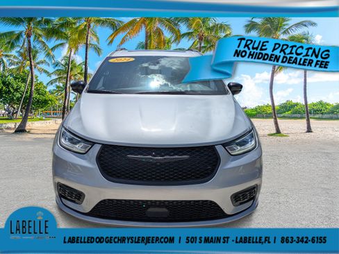 Used 2024 Chrysler Pacifica Limited w/ S Appearance Package AWD/4WD image 8