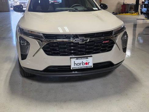 New 2026 Chevrolet Trax RS w/ Sunroof Package FWD image 9