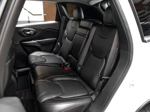 Used 2019 Jeep Cherokee Limited w/ Luxury Group AWD/4WD image 40