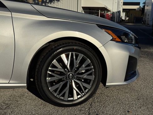 Used 2024 Nissan Altima 2.5 SV image 11