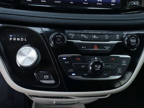 Used 2021 Chrysler Pacifica Touring-L w/ Uconnect Theater Family Group image 34