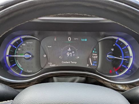Used 2022 Chrysler Pacifica Limited w/ Uconnect Theater Family Group FWD image 33