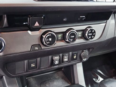 Used 2018 Toyota Tacoma TRD Sport image 27