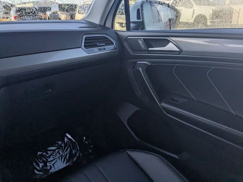 Used 2024 Volkswagen Tiguan SE image 16