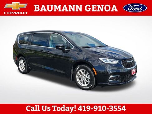 Used 2025 Chrysler Pacifica Select FWD image 7