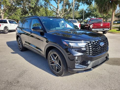 Used 2025 Ford Explorer ST-Line w/ ST-Line Street Pack image 2
