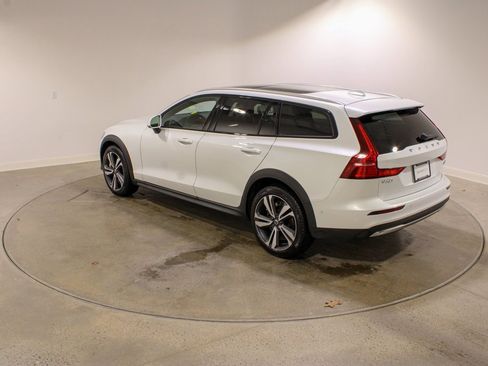 Used 2025 Volvo V60 B5 Cross Country Plus image 3