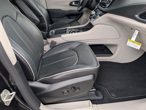Used 2023 Chrysler Pacifica Limited image 44