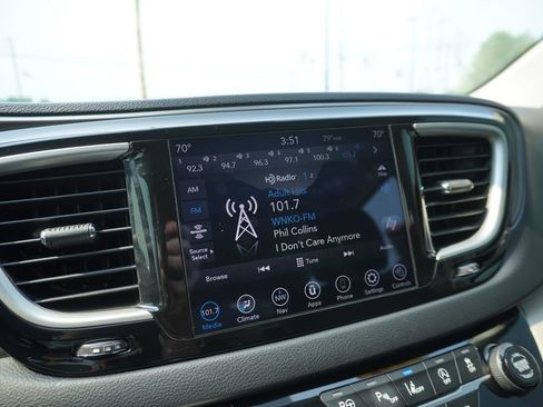 Used 2020 Chrysler Pacifica Touring-L Plus w/ Tire & Wheel Group FWD image 16